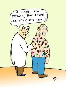 Behandlung ohne Cortison-Einnahme Cartoon. Arzt zu Patient mit Pillentattoos: "Eine seltene Hautkrankheit haben sie, aber es gibt Pillen dagegen."